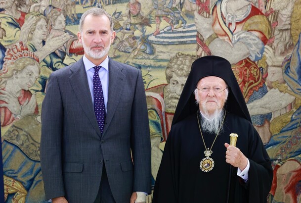 Don Felipe acompañado por Su Santidad Bartolomé I, arzobispo de Constantinopla y Patriarca Ecuménico, durante la audiencia mantenida en el Palacio de 